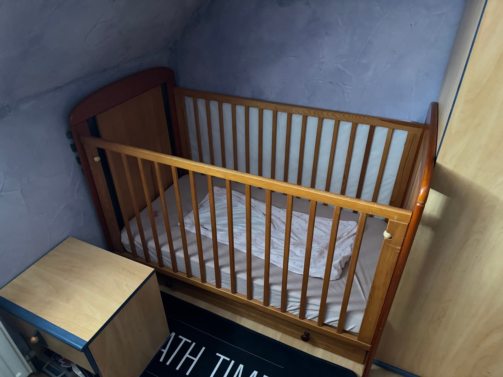 Un lit individuel dans l'espace sieste au calme