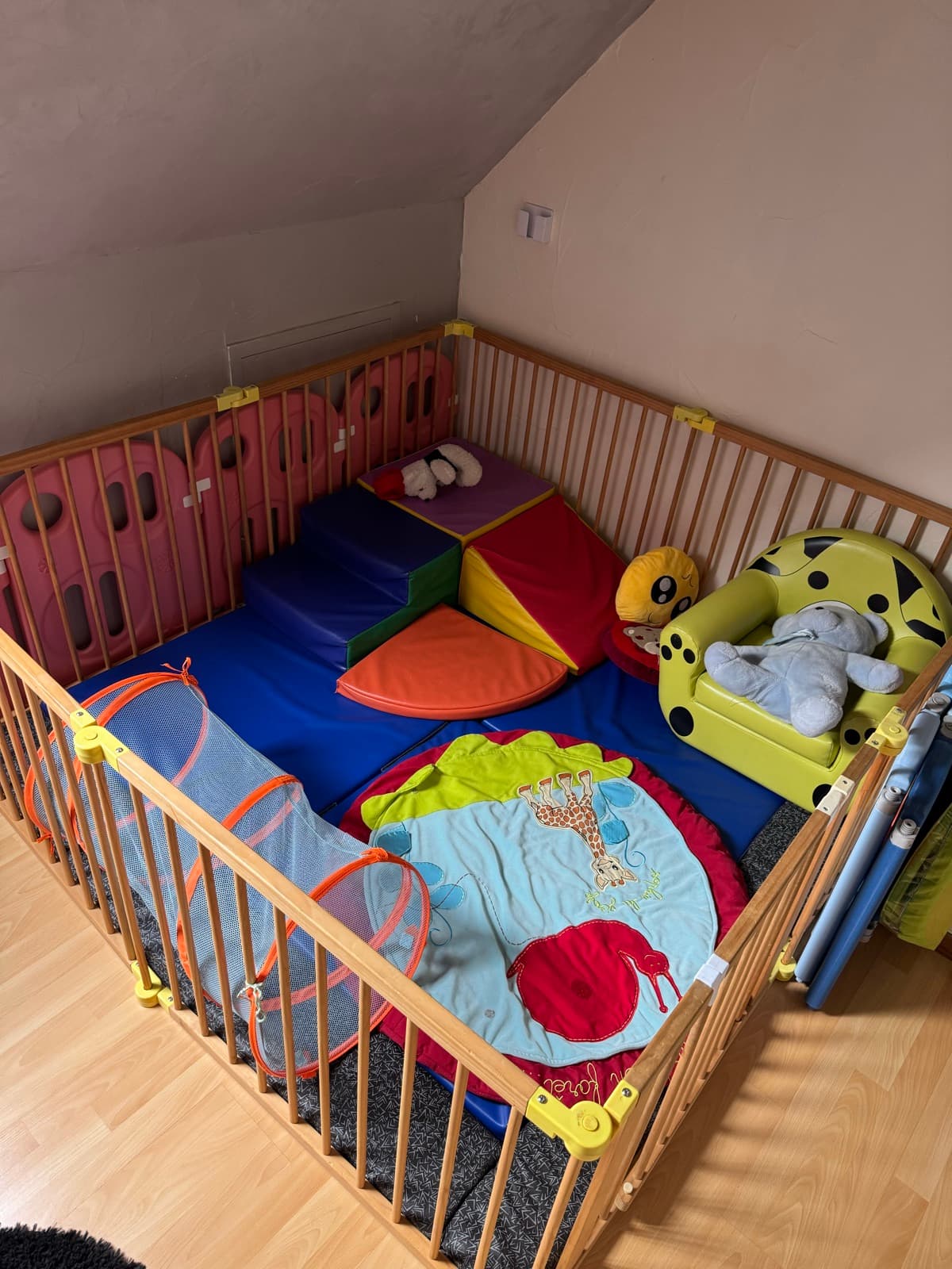 Un coin doux avec tapis d'éveil et jouets colorés
