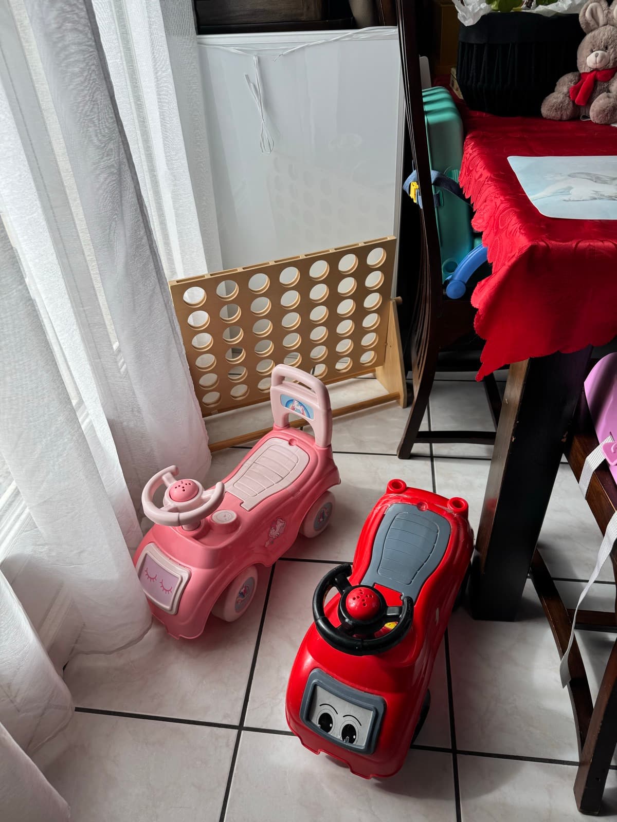 Le coin de jeux intérieur avec porteurs et jouets