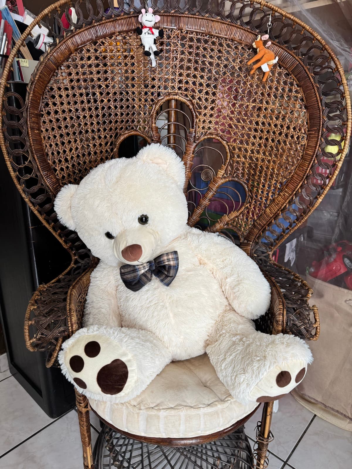 Un grand ours en peluche câlin dans l'espace d'accueil