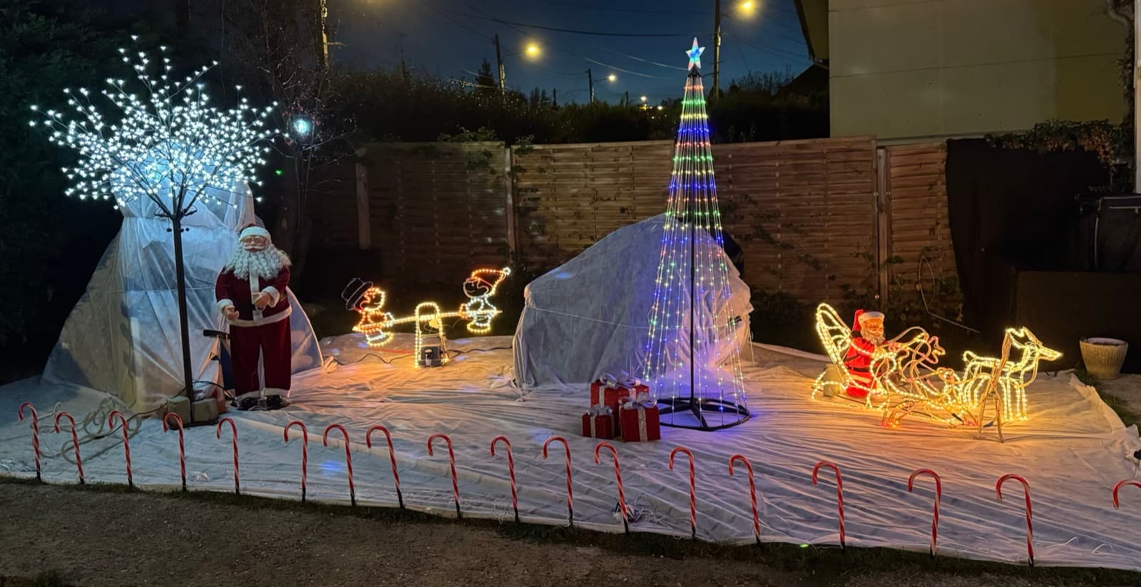 Le jardin illuminé et décoré pour Noël